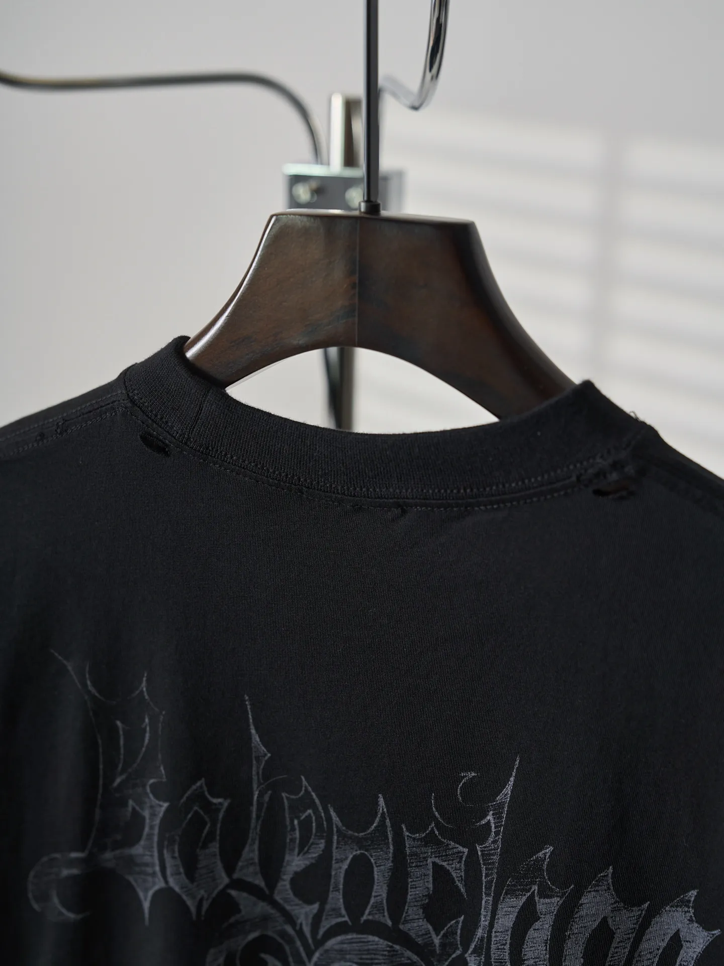 Balenciaga/ T 【In Stock】XS S M L ：24 / 185G ：32 1×1 / 270G 24 ， 。 、 ， ， ； ， 。 32 ， ， ， 。 。 ， ， 。 ， ， Breathable、 。 ， 、 ， ， ，Breathable 。 ； 。 ， Retro 。